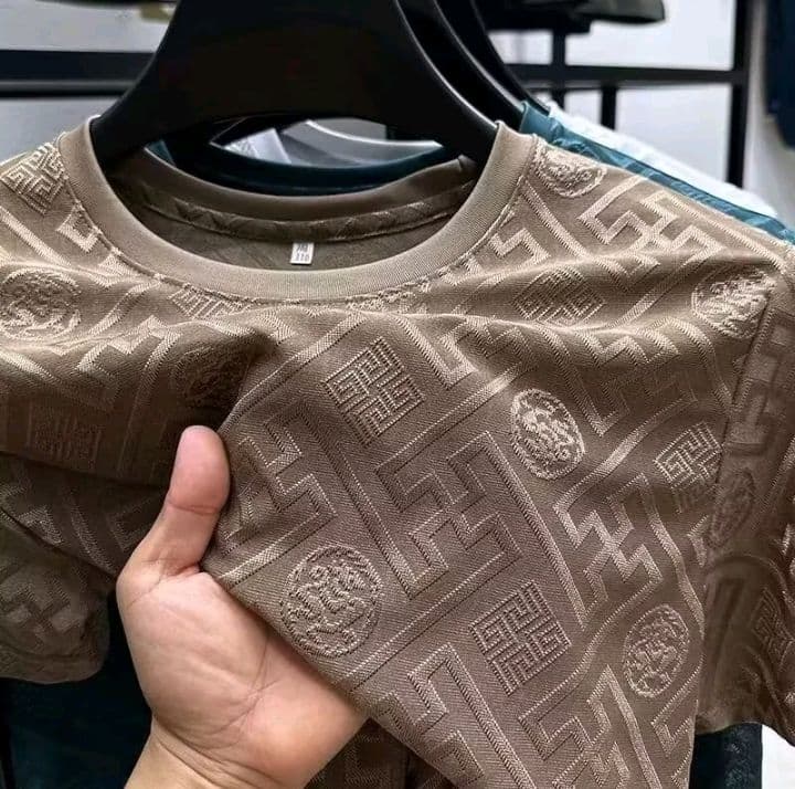 สีกากี เสื้อยืดแขนสั้นผู้ชาย ผ้าไหม น้ำแข็ง รุ่นใหม่ สำหรับหน้าร้อน คอกลม ทรงหลวม ทนทาน ระบายอากาศดี สวมใส่สบาย (รับ11,200แต้ม)