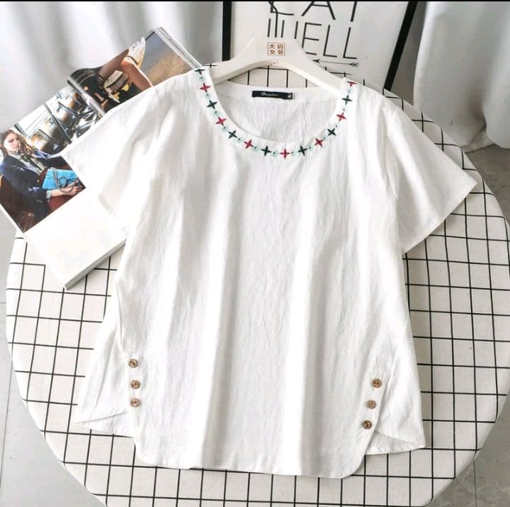 สีขาว พร้อมส่ง เสื้อคอกลมผู้หญิงแต่งลายตรงคอเสื้อ สีสวย แมทช์กับลุคไหนก็ดูสุภาพ เสริมบุคลิก ของดีบอกต่อน้าาาา (รับ12,200แต้ม)