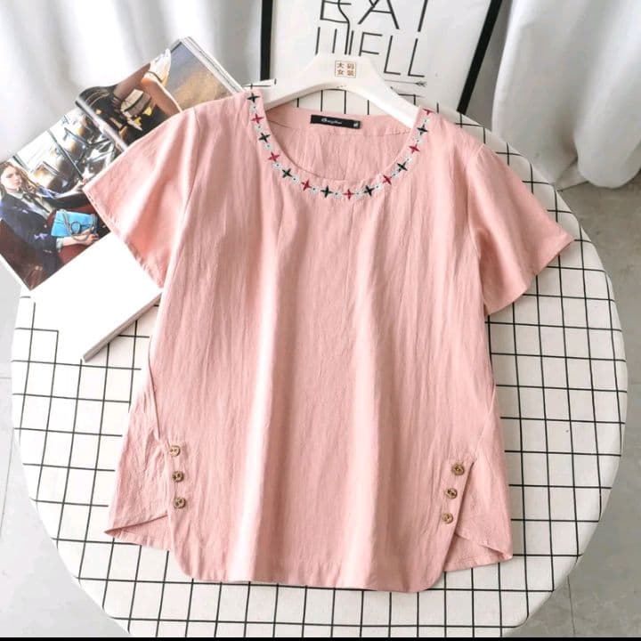 สีชมพู ไซส์5XL พร้อมส่ง เสื้อคอกลมผู้หญิงแต่งลายตรงคอเสื้อ สีสวย แมทช์กับลุคไหนก็ดูสุภาพ เสริมบุคลิก ของดีบอกต่อน้าาาา (รับ16,200แต้ม)