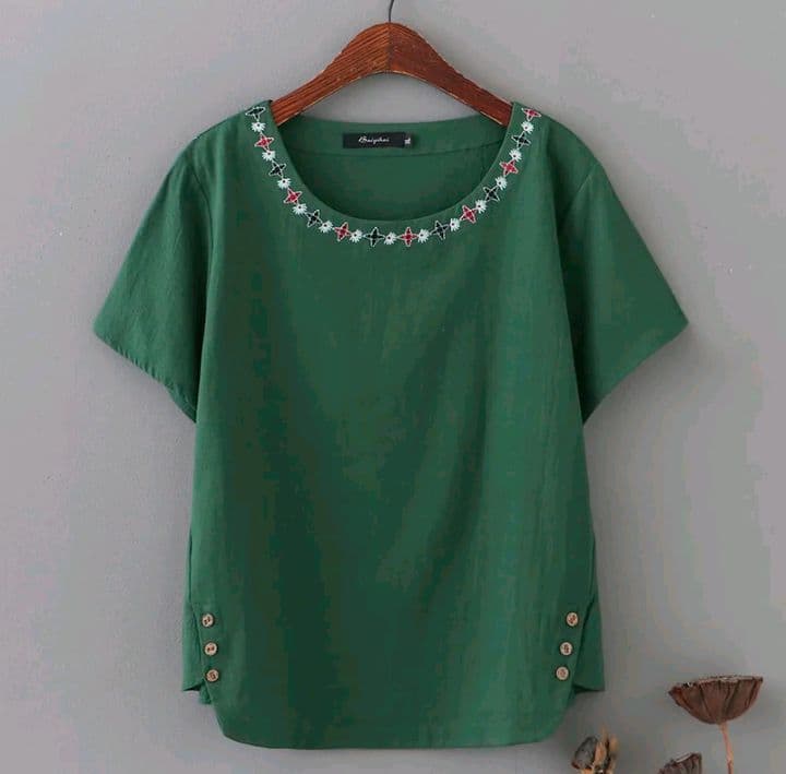 สีเขียว พร้อมส่ง เสื้อคอกลมผู้หญิงแต่งลายตรงคอเสื้อ สีสวย แมทช์กับลุคไหนก็ดูสุภาพ เสริมบุคลิก ของดีบอกต่อน้าาาา (รับ12,200แต้ม)