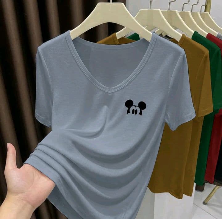 สีฟ้าเบา เสื้อยืดแขนสั้นคอวี ดอปามัน รุ่นใหม่2026 ผู้หญิงฤดูร้อน หรูหรา สง่างาม ไฮโซ ตัดรูปสวย สวมใส่ง่าย (รับ10,700แต้ม)
