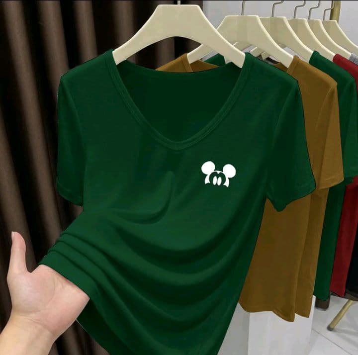 สีเขียวเข้ม เสื้อยืดแขนสั้นคอวี ดอปามัน รุ่นใหม่2026 ผู้หญิงฤดูร้อน หรูหรา สง่างาม ไฮโซ ตัดรูปสวย สวมใส่ง่าย (รับ10,700แต้ม)
